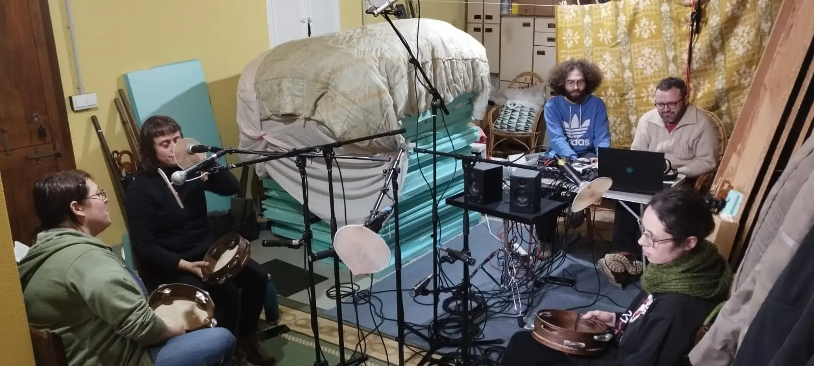 Gravación do disco nunha casa: as Bouba tocan arredor dos micrófonos e, ao fondo, os técnicos