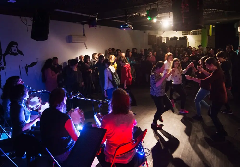 O público baila mentres toca Lévedo