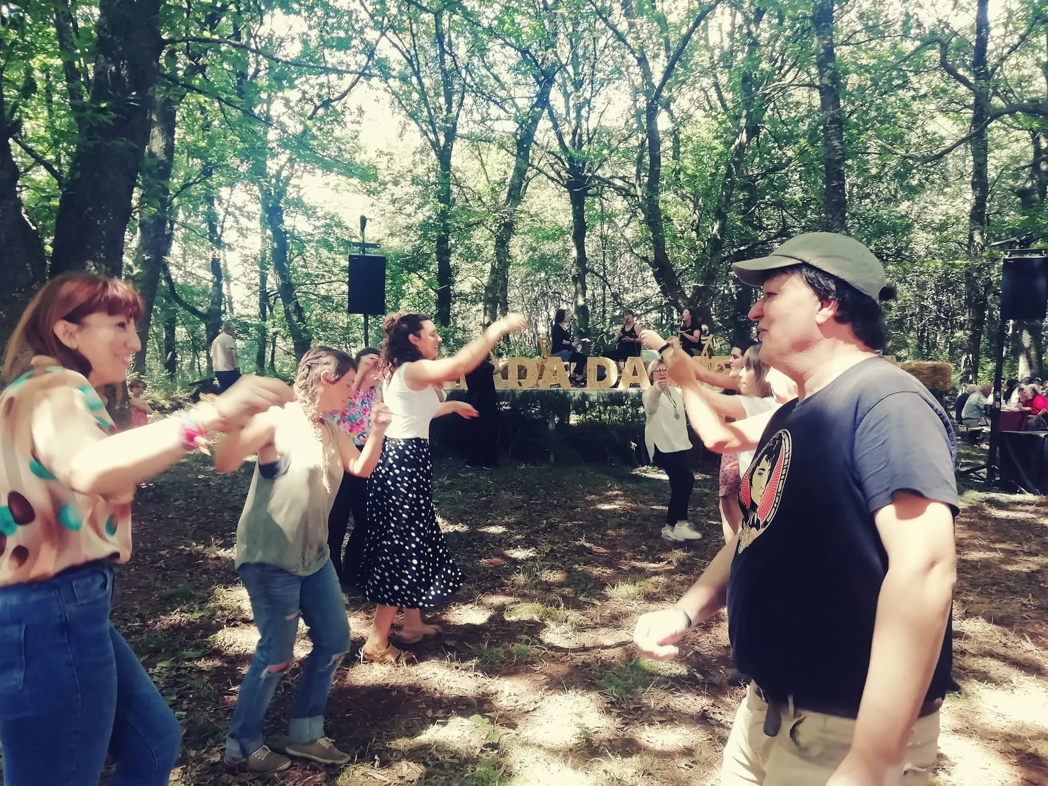 Xente bailando no souto da Foliada da Memoria