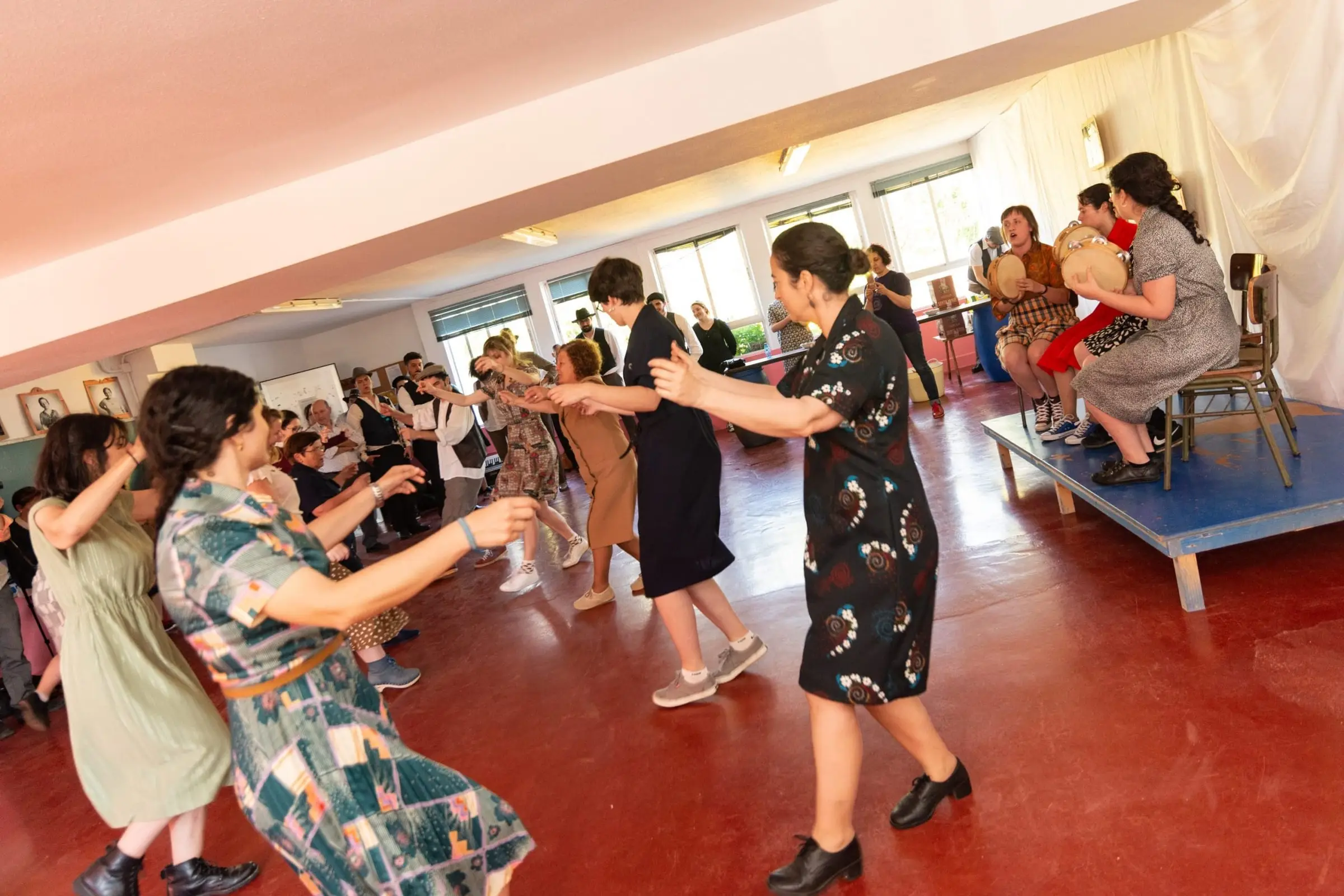 Baile nun salón: mozas e maiores danzan xuntas