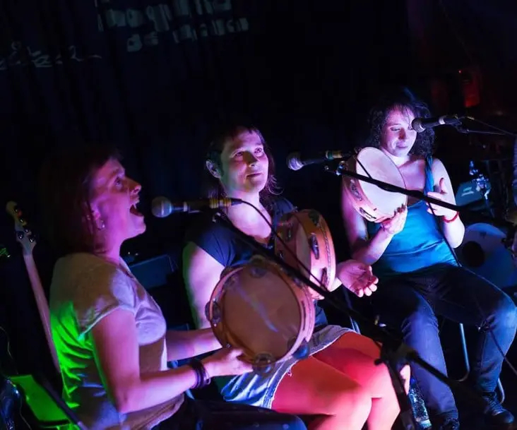 Tres Bouba cantan baixo luces de cores