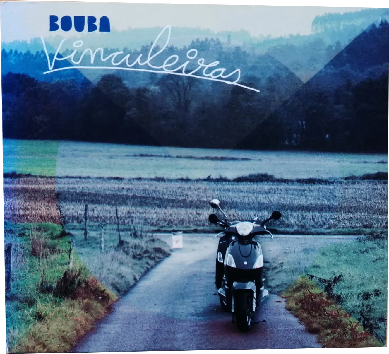 O CD Vinculeiras: unha moto parada nunha pista entre prados